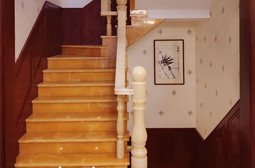 通什镇中式别墅室内汉白玉石楼梯的定制安装装饰效果